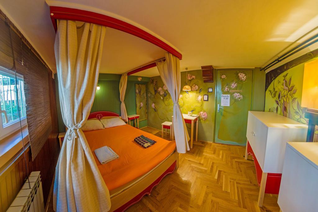 Hostel Mali Mrak Zagreb Exteriör bild